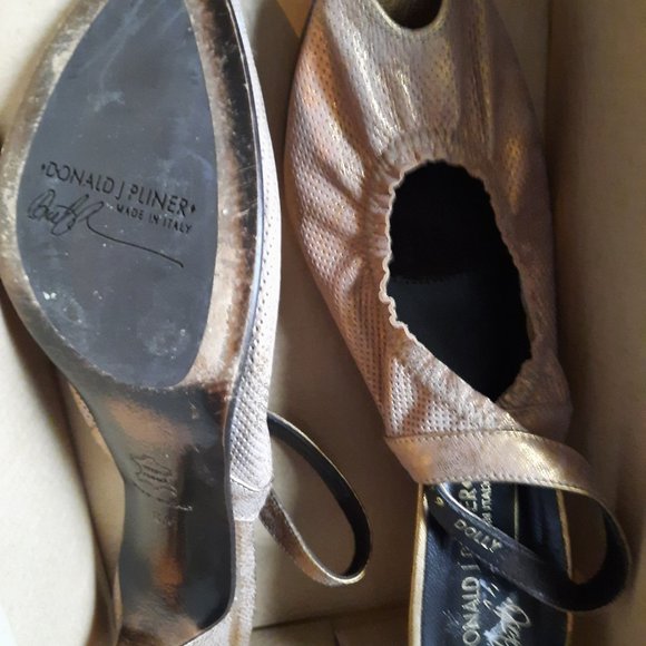 Leather Gold Shoes - Picture 2 of 3